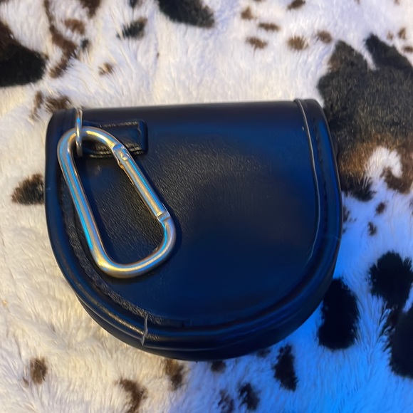 a black change purse - Picture 3 of 3